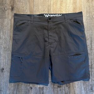 WRANGLER UTILITY HYBRID SHORTS  (SIZE 42)
